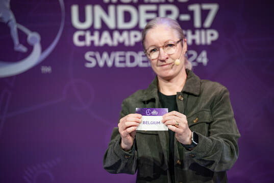 Victoria Sandell, Tournament Ambassador, shows Belgium in