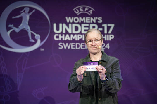 Victoria Sandell, Tournament Ambassador, shows Norway in