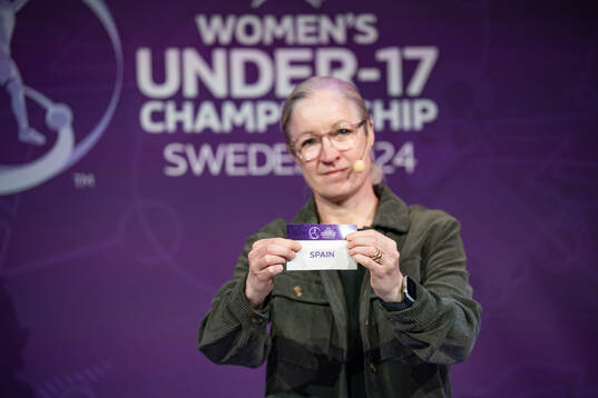 Victoria Sandell, Tournament Ambassador, shows Spain in the