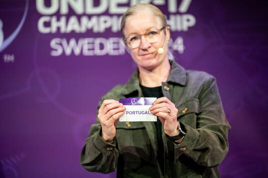 Victoria Sandell, Tournament Ambassador, shows Portugal in