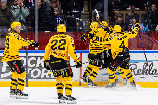 Skellefteås spelare jublar med Dylan Sikura