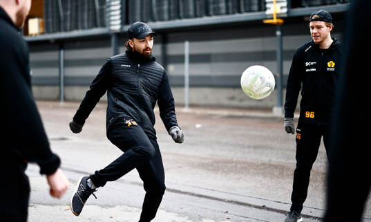 Skellefteås Dylan Sikura värmer upp före  kvartsfinal