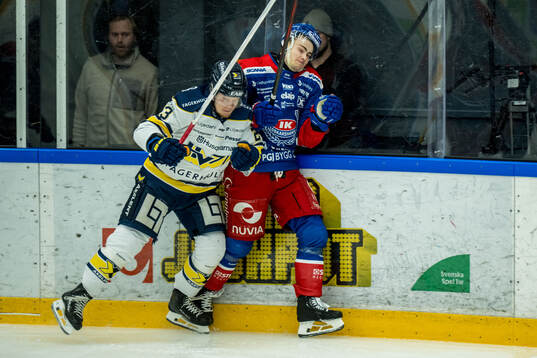 HV71s Åke Stakkestad och Oskarshamns Hugo Jonasson