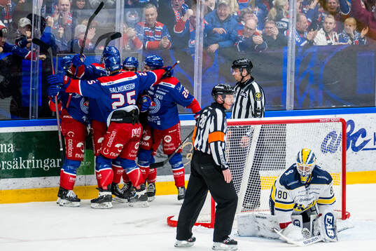 Oskarshamns spelare jublar med Hampus Karlsson