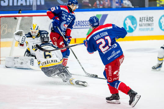 Oskarshamns Hampus Karlsson gör 2-1 bakom HVs målvakt