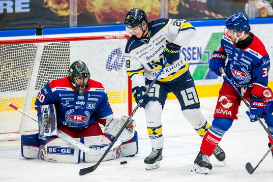 Oskarshamns målvakt Tomas Rydén och HV71s Joonas Nättinen