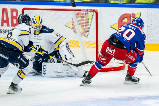 HV71s Colby Sissons och målvakt Frederik Dichow och