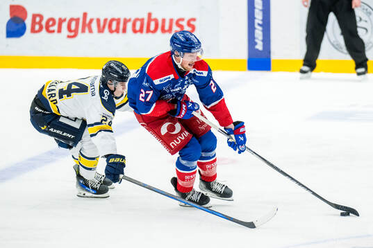 HV71s Oscar Fisker Molgaard och Oskarshamns Austin Wagner