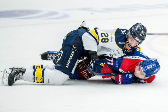 HV71s Joonas Nättinen och Oskarshamns Viktor Lodin