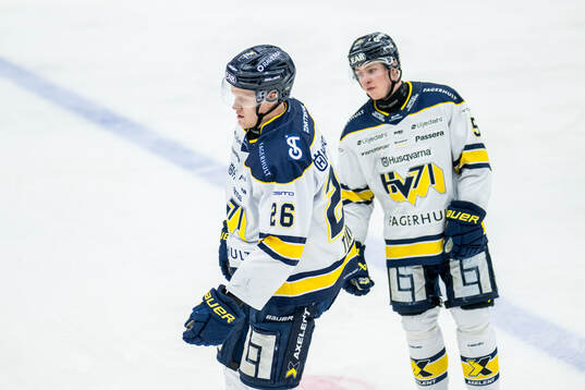 HV71s Tommi Tikka och Victor Sjöholm deppar
