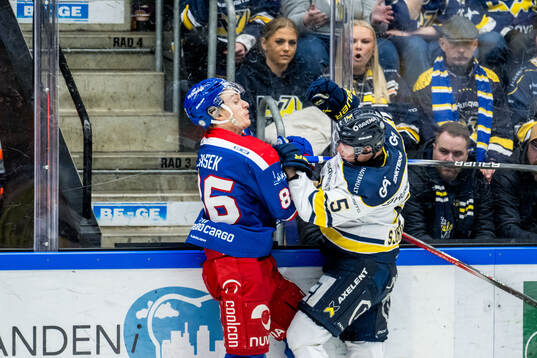 Oskarshamns Lukas Jasek och HV71s Victor Sjöholm