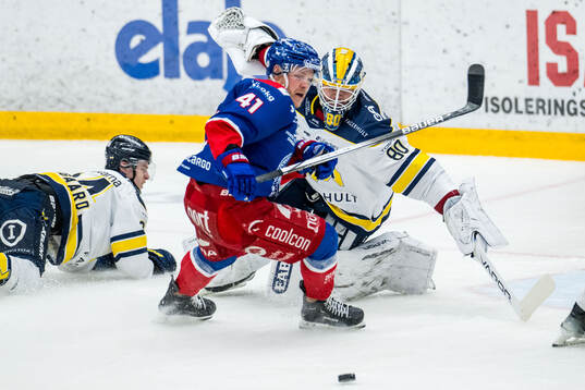 Oskarshamns Johan Johnsson och HV71s målvakt Frederik