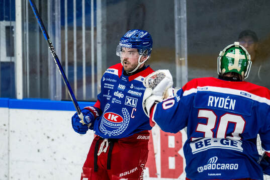 Oskarshamns Oscar Engsund och målvakt Tomas Rydén deppar
