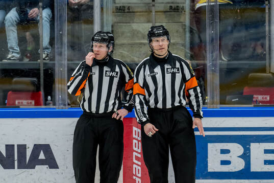 Domare Tobias Björk och Domare Mikael Holm