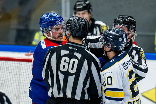 Oskarshamns Oscar Engsund och HV71s Andre Petersson