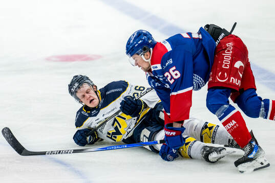 HV71s Tommi Tikka och Oskarshamns Lukas Pilö