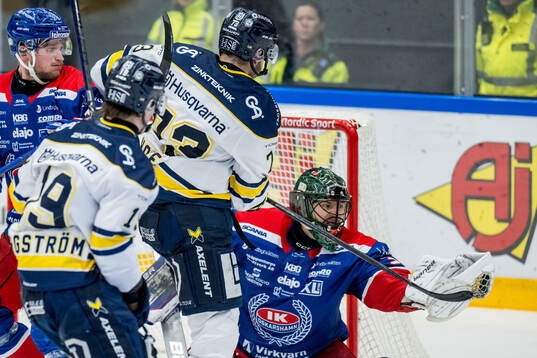 HV71s Nicholas Shore och Oskarshamns målvakt Tomas Rydén