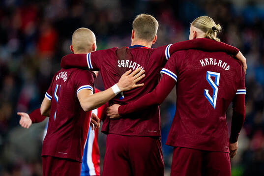 Alexander Sørloth of Norway celebrates with teammates Leo