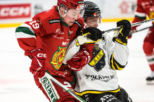 Moras Patrik Dalen och AIKs Ole Einar Egeland Andersen