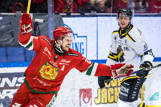 Moras Måns Carlsson jublar