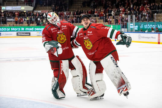 Moras Waltteri Ignatjew och Emil Zetterquist jublar