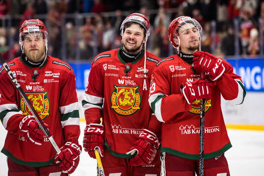Moras Måns Carlsson jublar