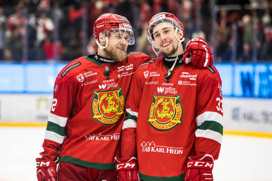 Moras Roope Laavainen och Moras William Pethrus  jublar