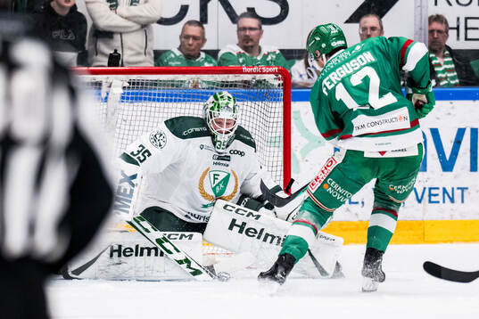 Rögles Brady Ferguson och Färjestads målvakt Carl Lindbom