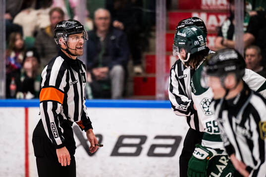 Domare Andreas Harnebring och Färjestads Linus Johansson