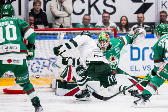 Färjestads Henrik Björklund och Rögles målvakt