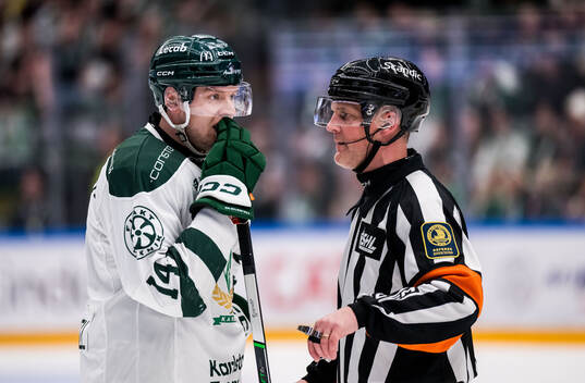 Färjestads Victor Ejdsell och Domare Mikael Nord