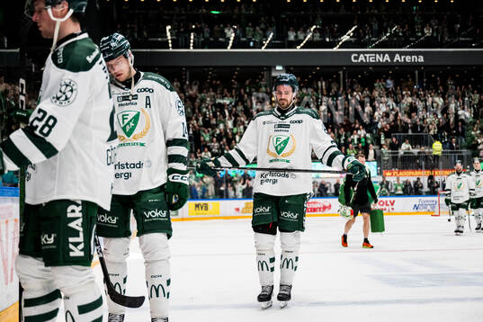 Färjestads Victor Ejdsell och August Tornberg deppar