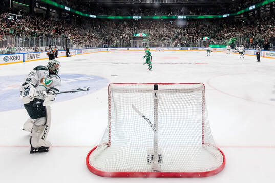 Färjestads målvakt Carl Lindbom deppar