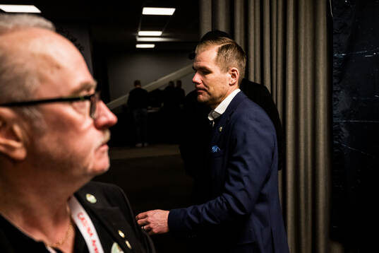 Färjestads tränare Thomas Mitell deppar