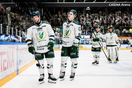 Färjestads Axel Bergkvist och Liam Öhgren deppar