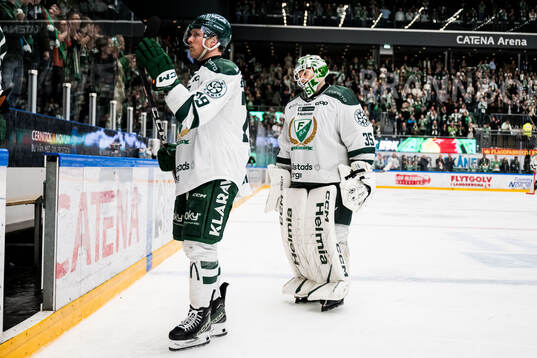 Färjestads Patrik Lundh och målvakt Carl Lindbom deppar