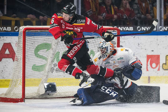 Luleås Isac Hedqvist och Växjös målvakt Emil Larmi