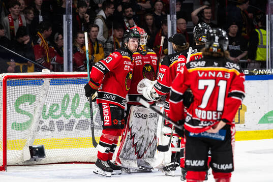 Luleås Jesper Sellgren och målvakt Matteus Ward deppar