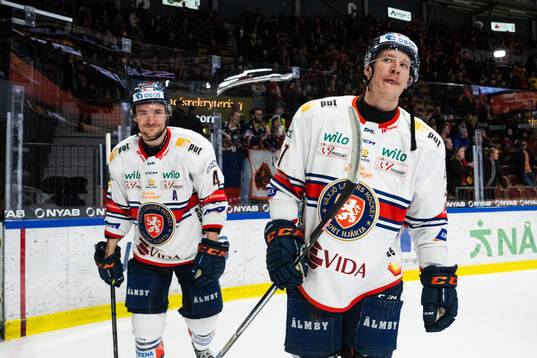 Växjös Keegan Lowe och Emil Sylvegård jublar