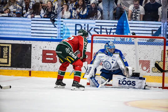 Frölundas Pontus Johansson och Leksands målvakt Filip
