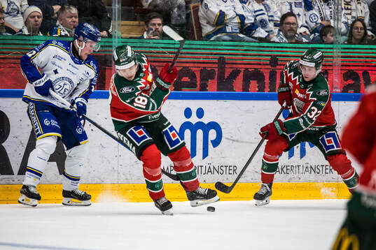 Leksands Kalle Östman och Frölundas Noah Hasa