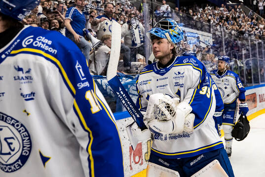 Leksands målvakt Filip Larsson jublar