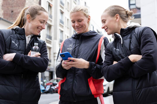 Bläddra bland fler bilder av Football, UEFA Women's Champions League, Häcken, Pregame walk