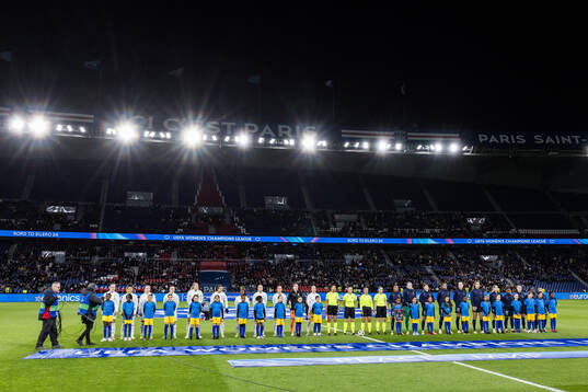 Players of Häcken and of Paris Saint Germain