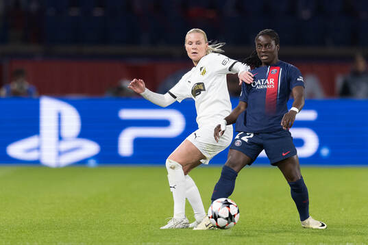 Josefine Rybrink of Häcken and Tabitha Chawinga of Paris