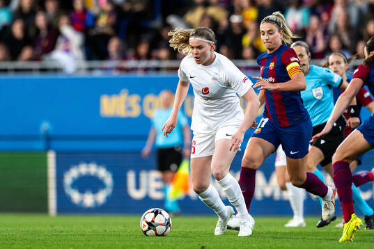 Signe Gaupset of Brann and Alexia Putellas of Barcelona