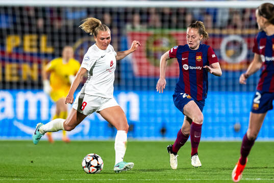 Karoline Haugland of Brann and Keira Walsh of Barcelona