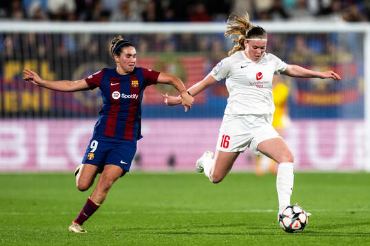 Mariona Caldentey of Barcelona and Signe Gaupset of Brann