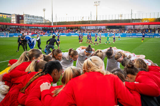 Ingrid Stenevik, Marthine Østenstad and players of Brann