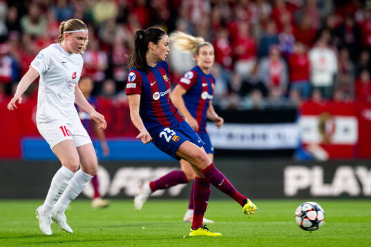 Signe Gaupset of Brann and Ingrid Syrstad Engen of Barcelona